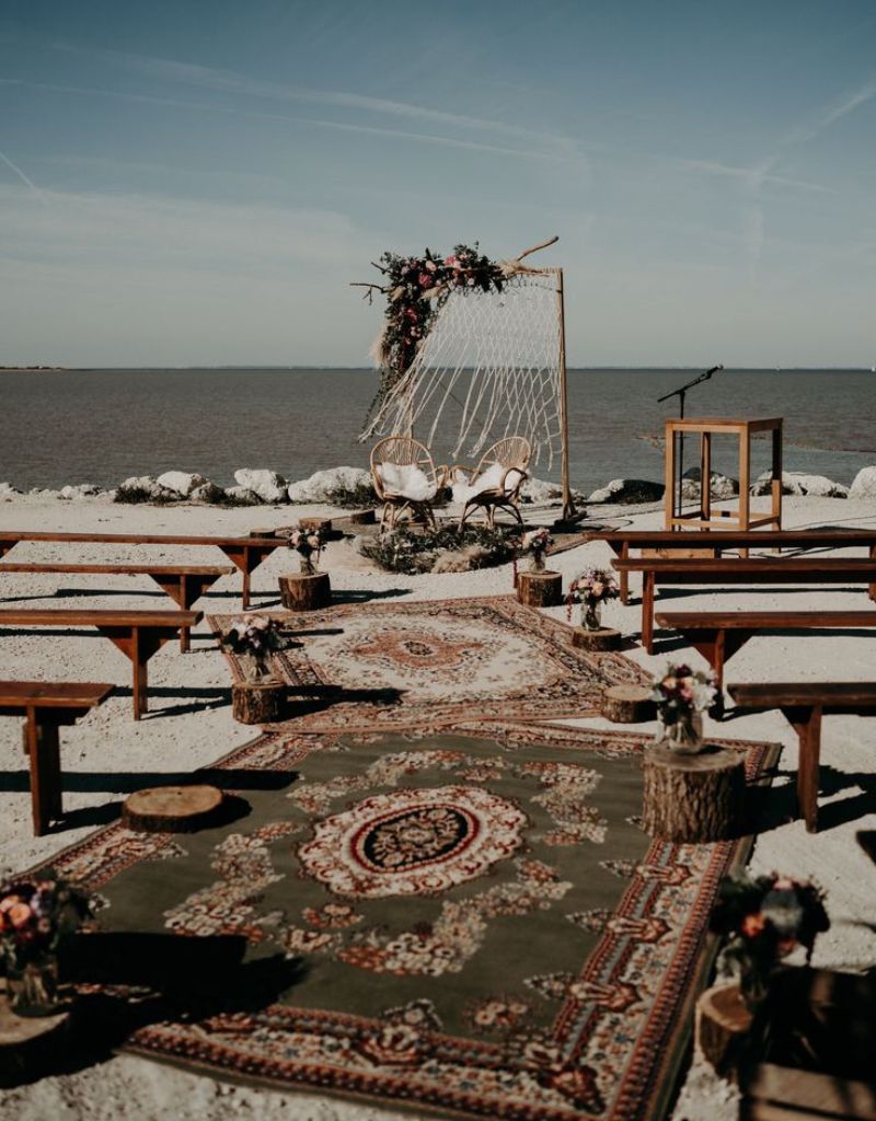 tapetes em casamento ao ar livre com vista para o mar