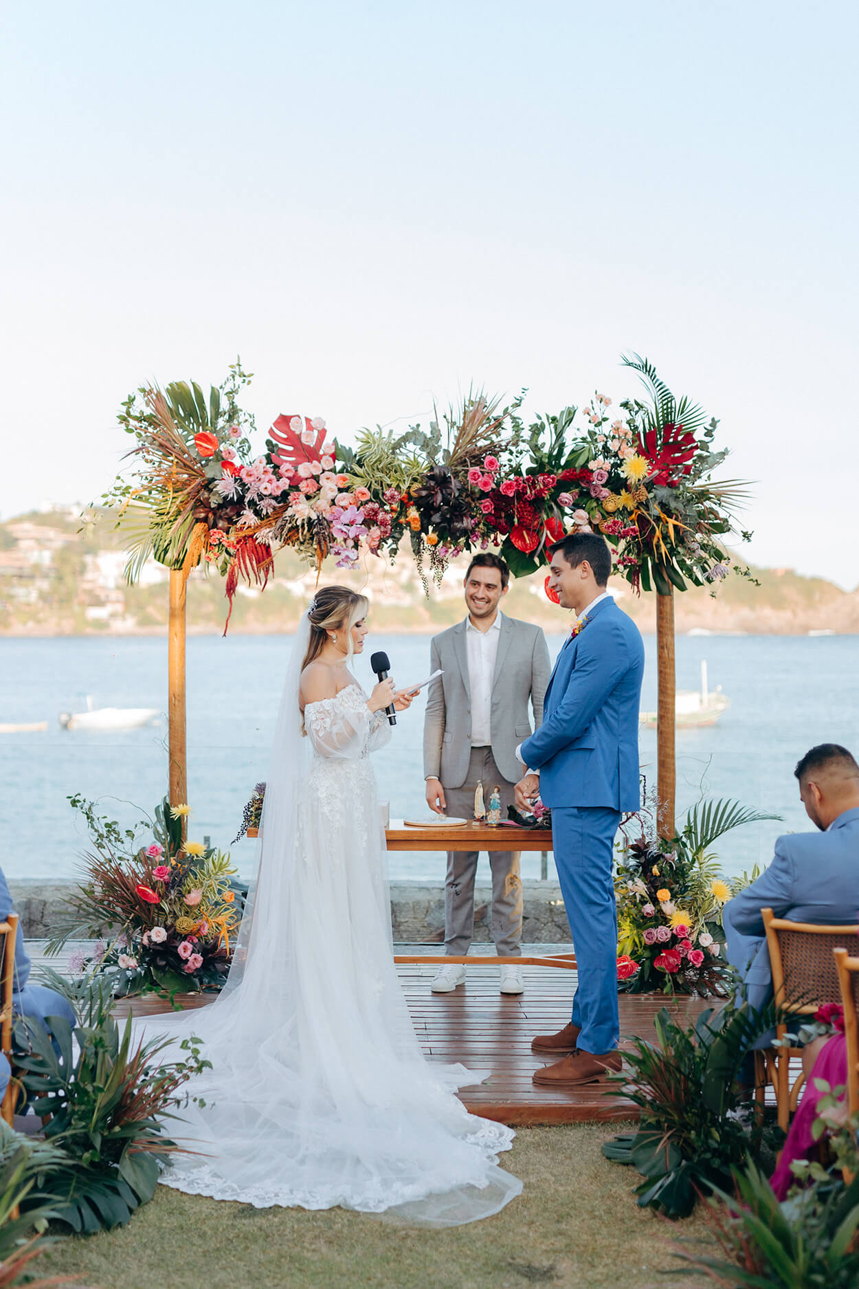Casamento na praia com decoração rosa e tropical