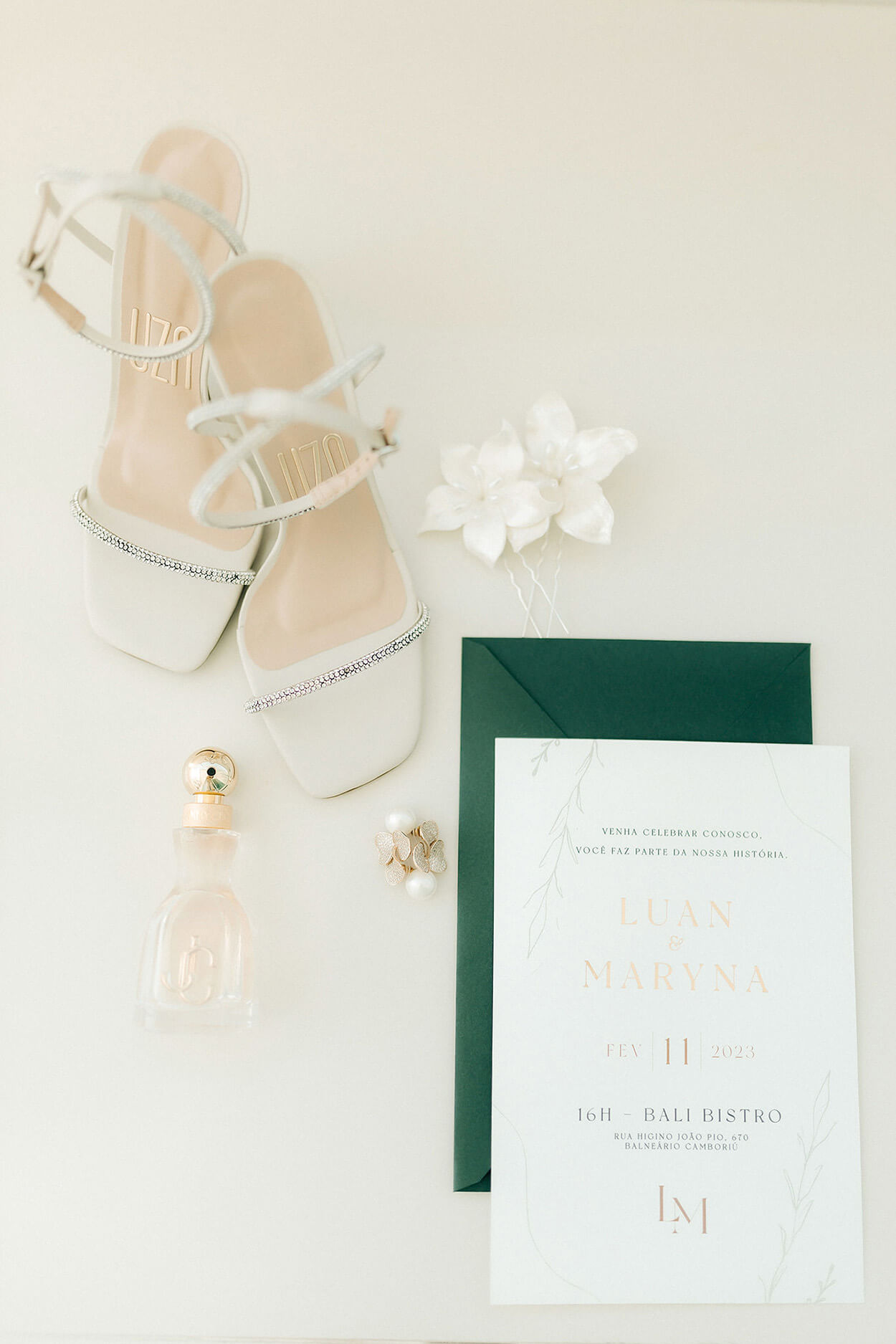 Convite de casamento branco com envelope verde sandalia branca com strass e grinalda de flores branca