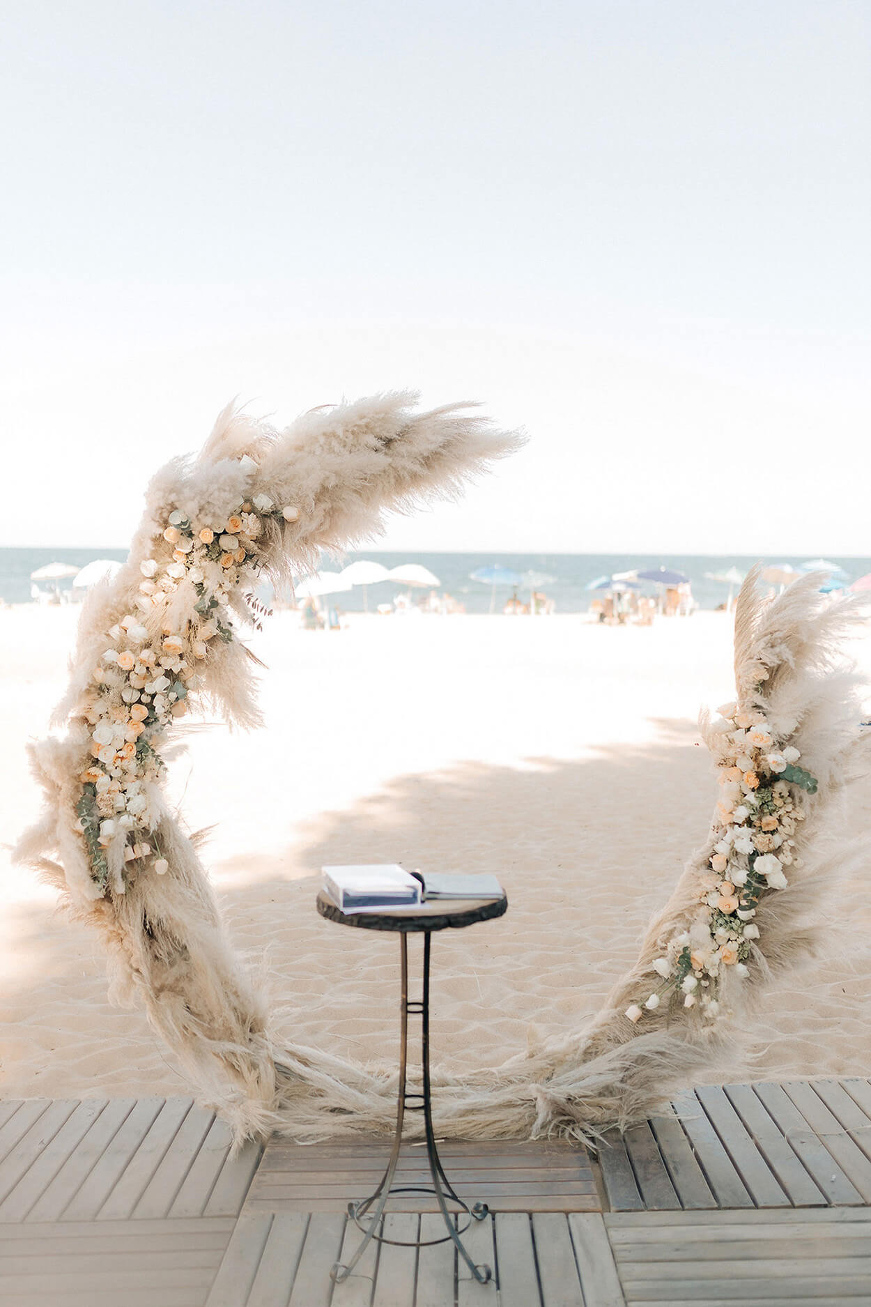 Altar na praia com capim dos pampas