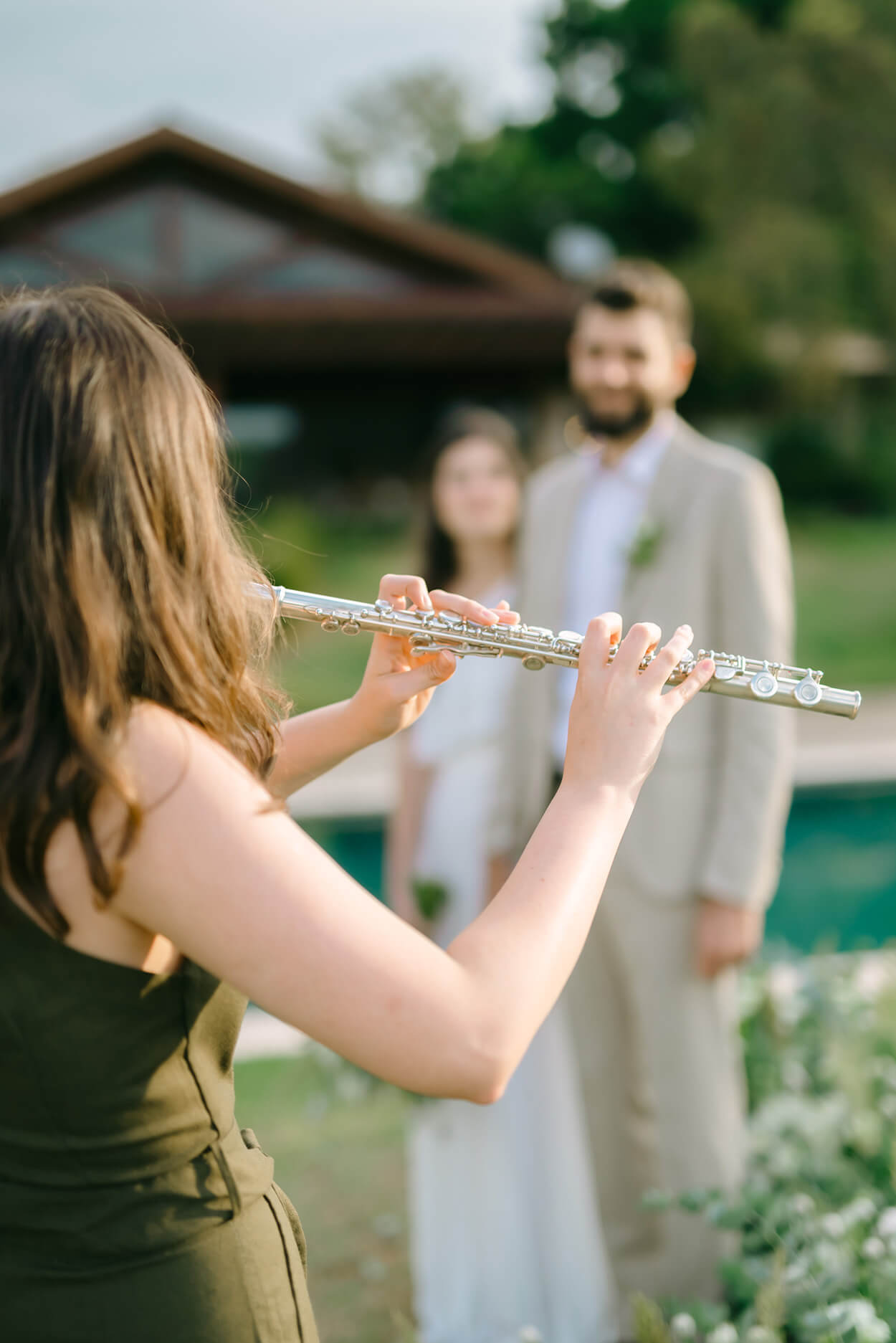 Mulher tocando flauta no casamento