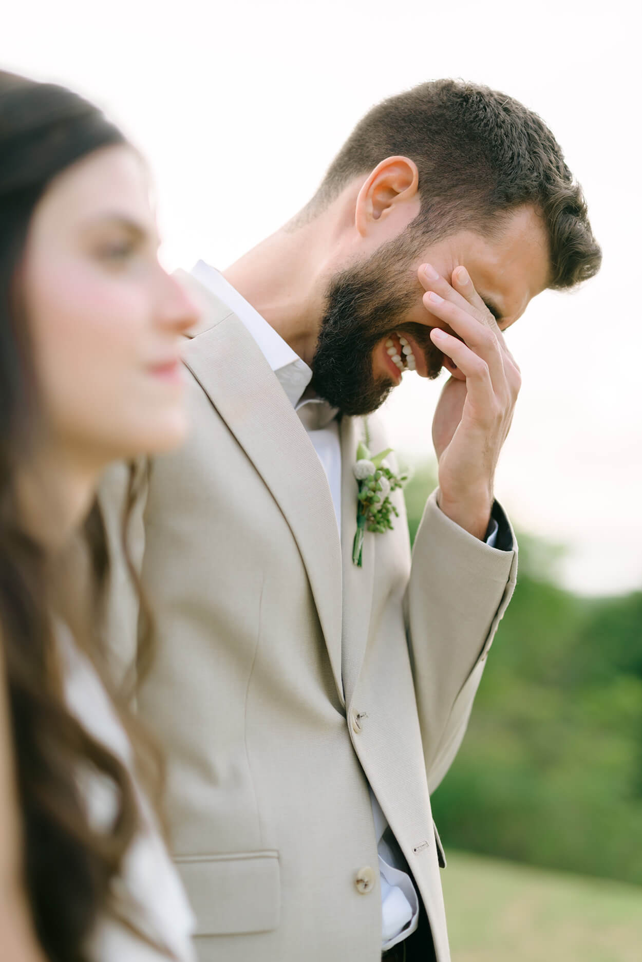 noivo chorando no casamento