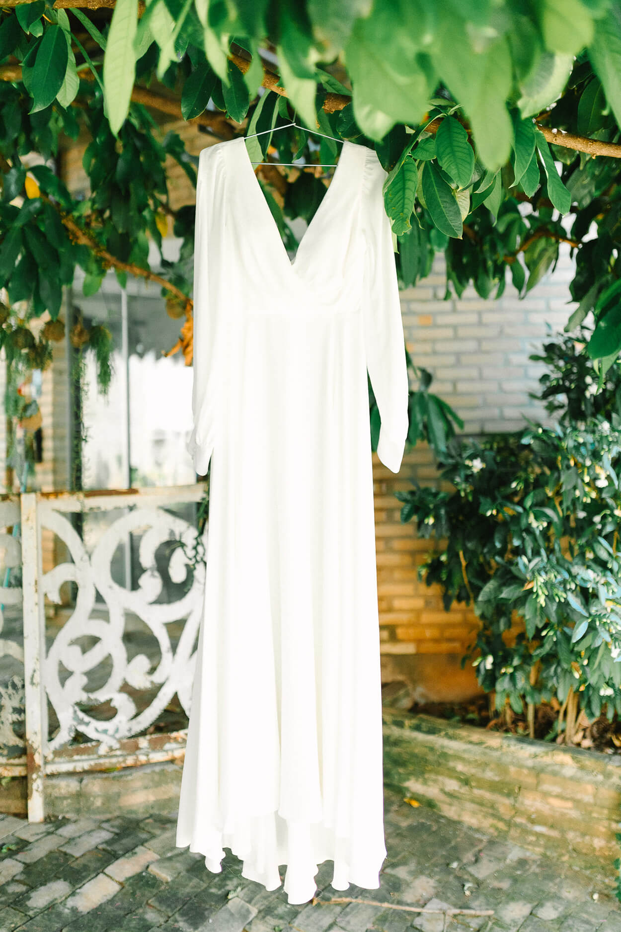 vestido de noiva no cabide no quintal