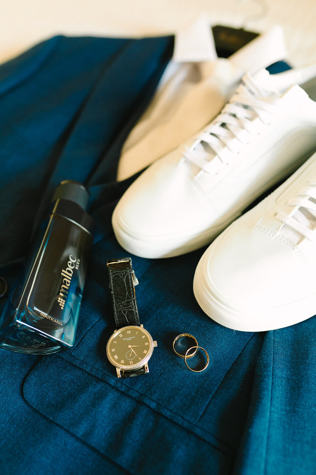 terno azul com tênis branco masculino e relógio de couro preto