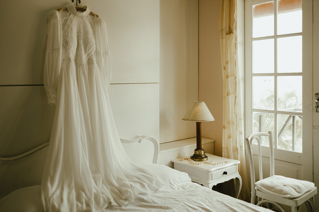vestido de noiva pendurado no cabide no quarto