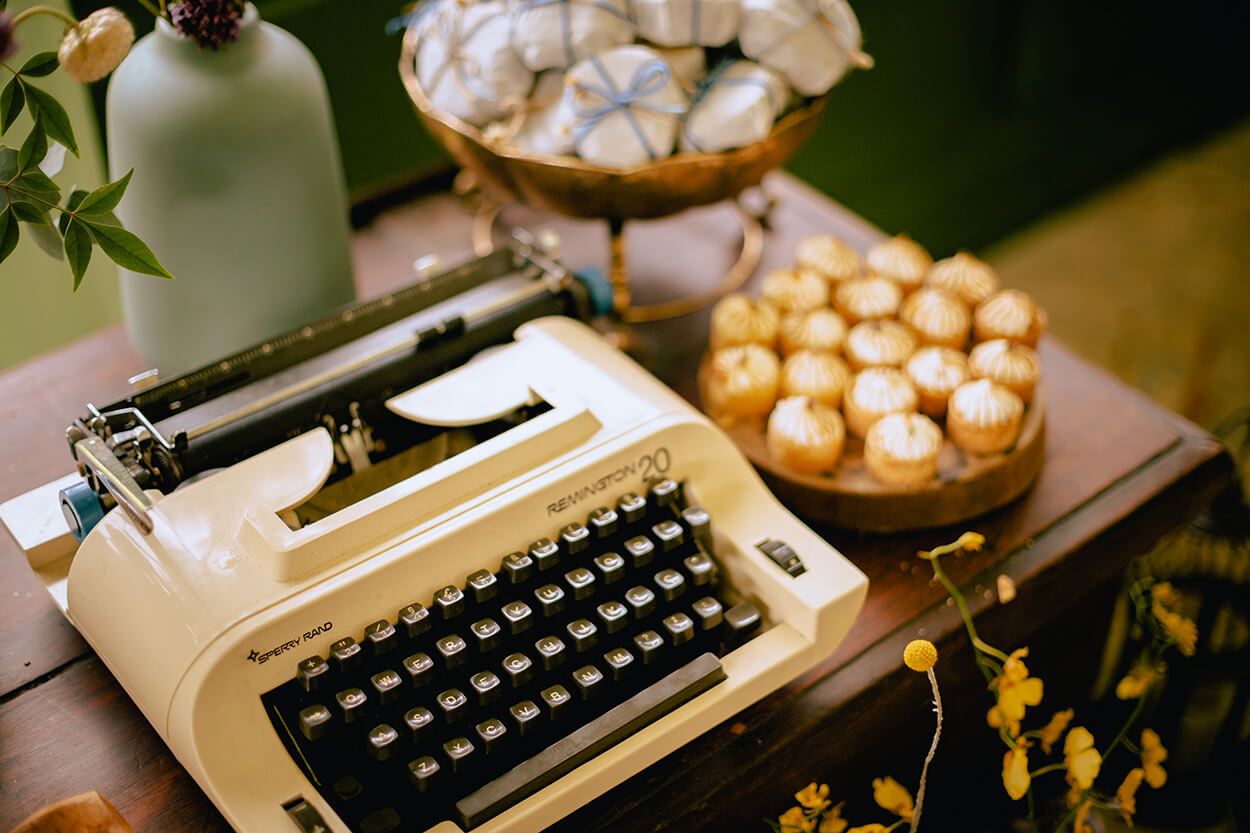 maquina de escrever antiga ao lado de doces