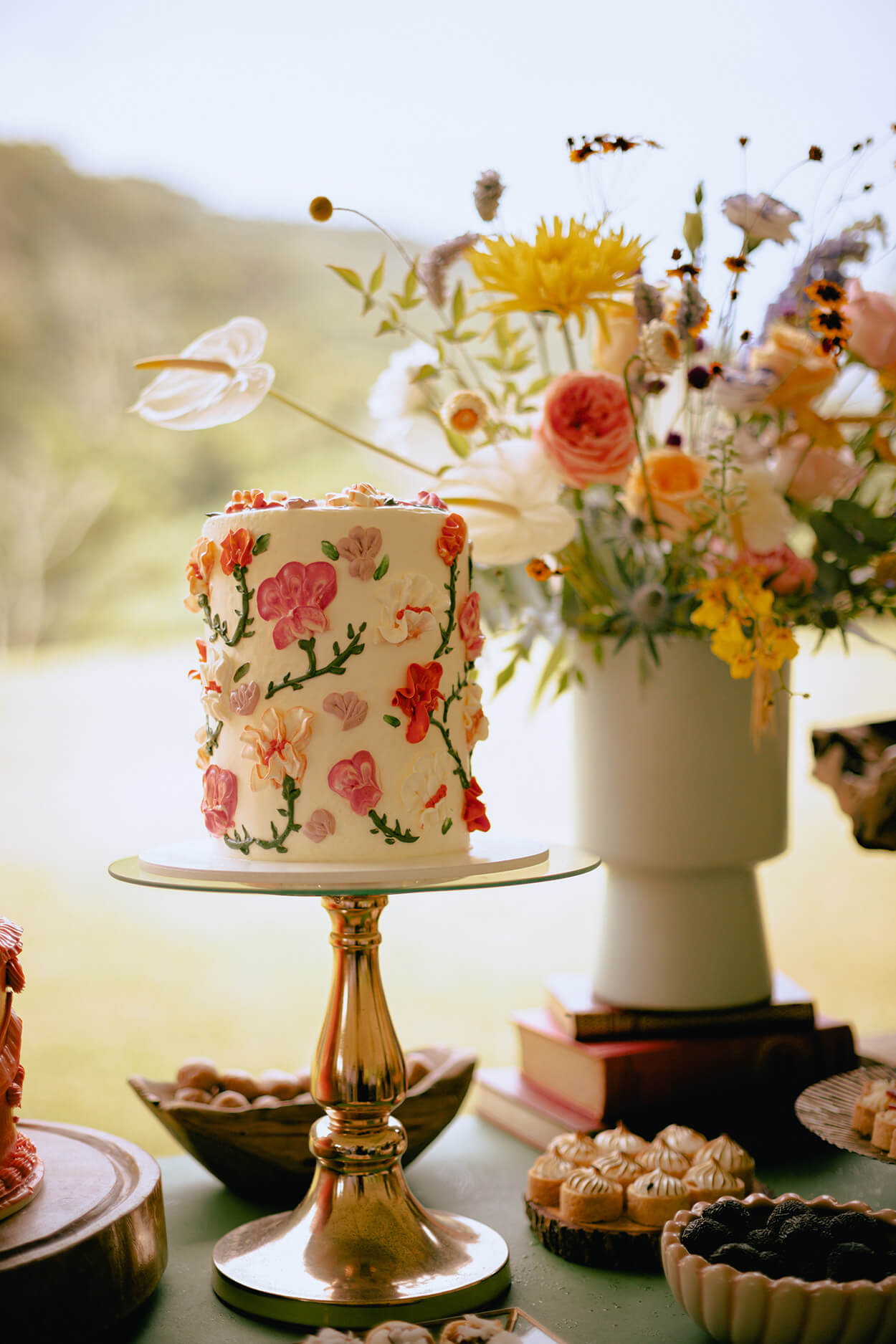 bolo de casamento branco estampado com flores