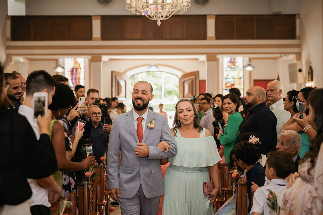 entrada do noivo no Casamento na igreja