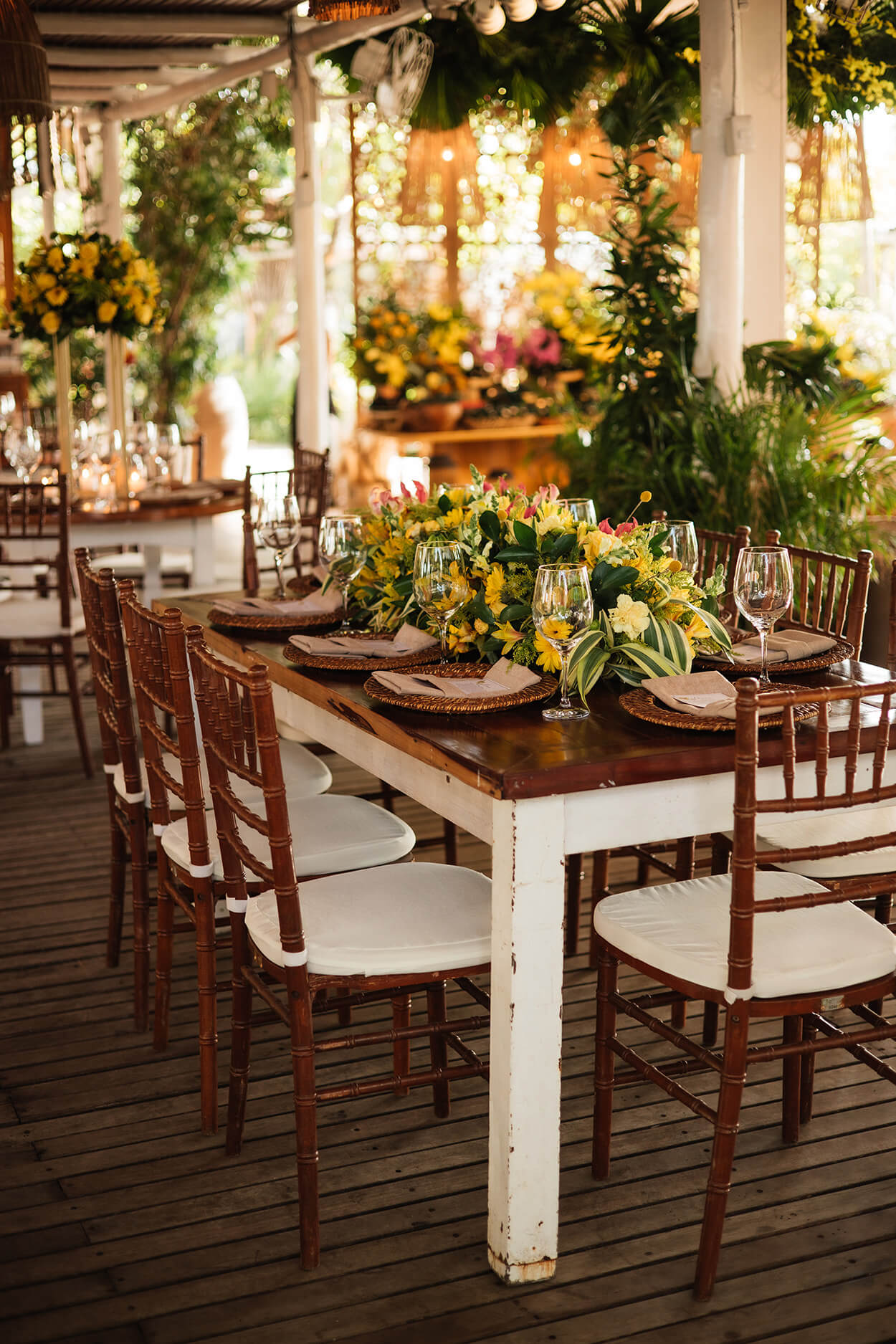 mesa posta com flores amarelas