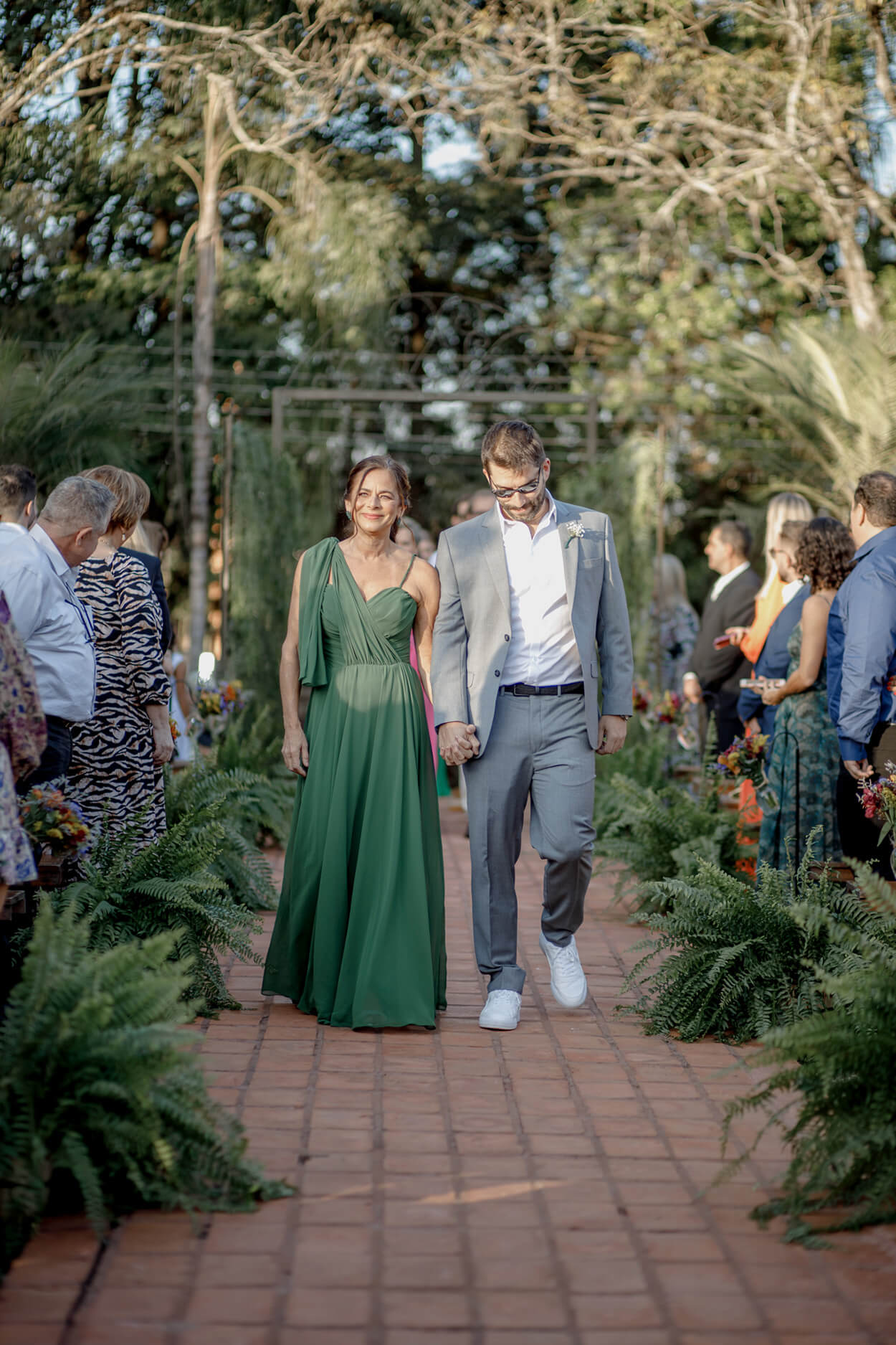 entrada do noivo com a sua mãe com vetsido verde