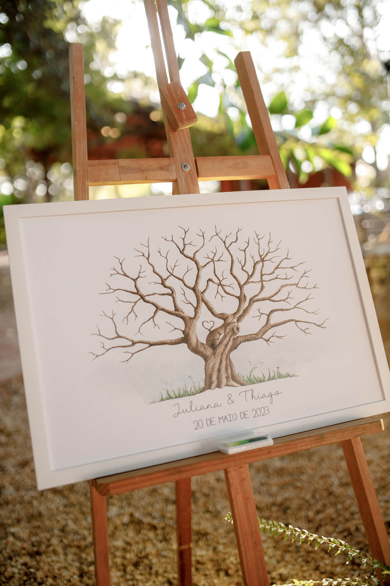 cavalete com quadro com desenho de uma árvore