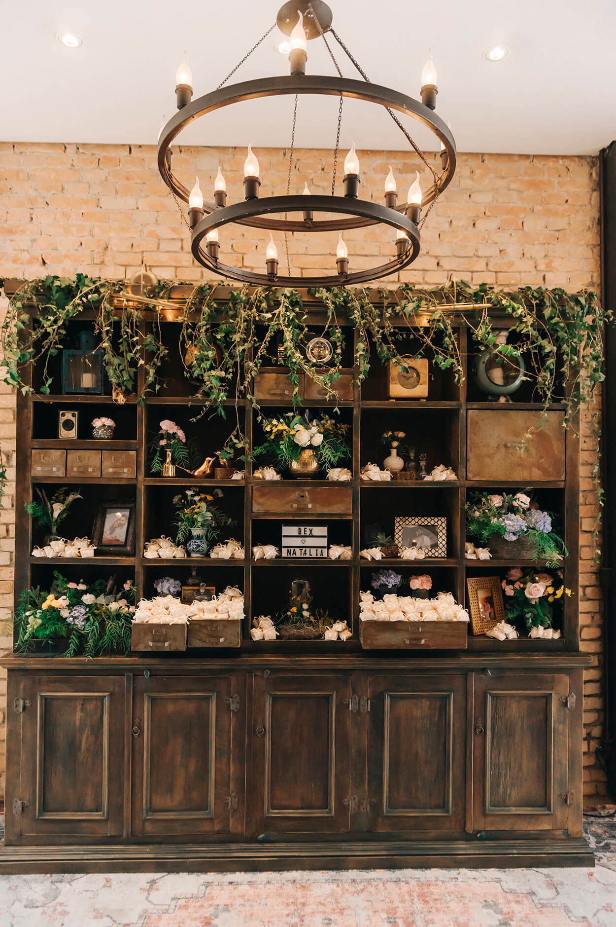 estante d emadeira antiga com vasos de flores e folhagens