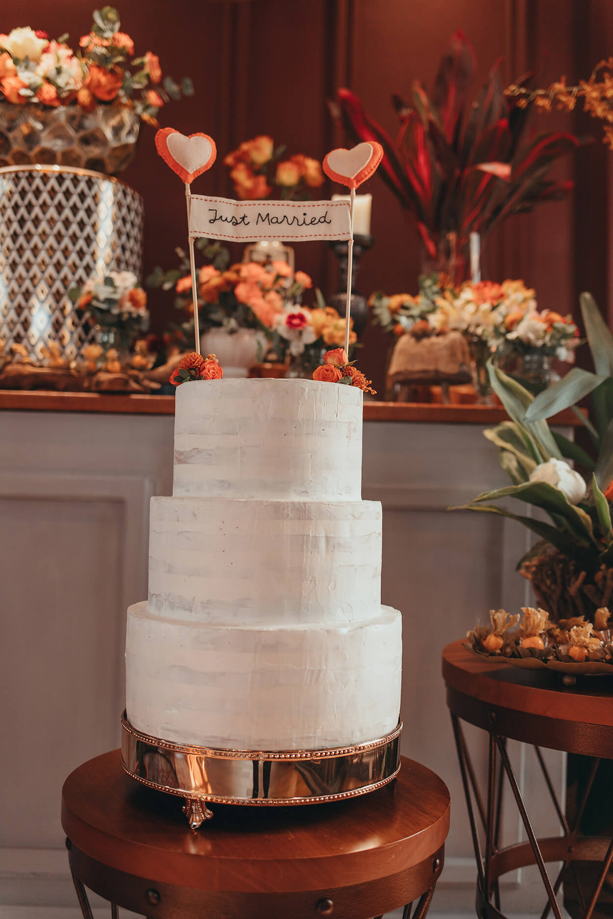bolo de casamento brnco com três andares