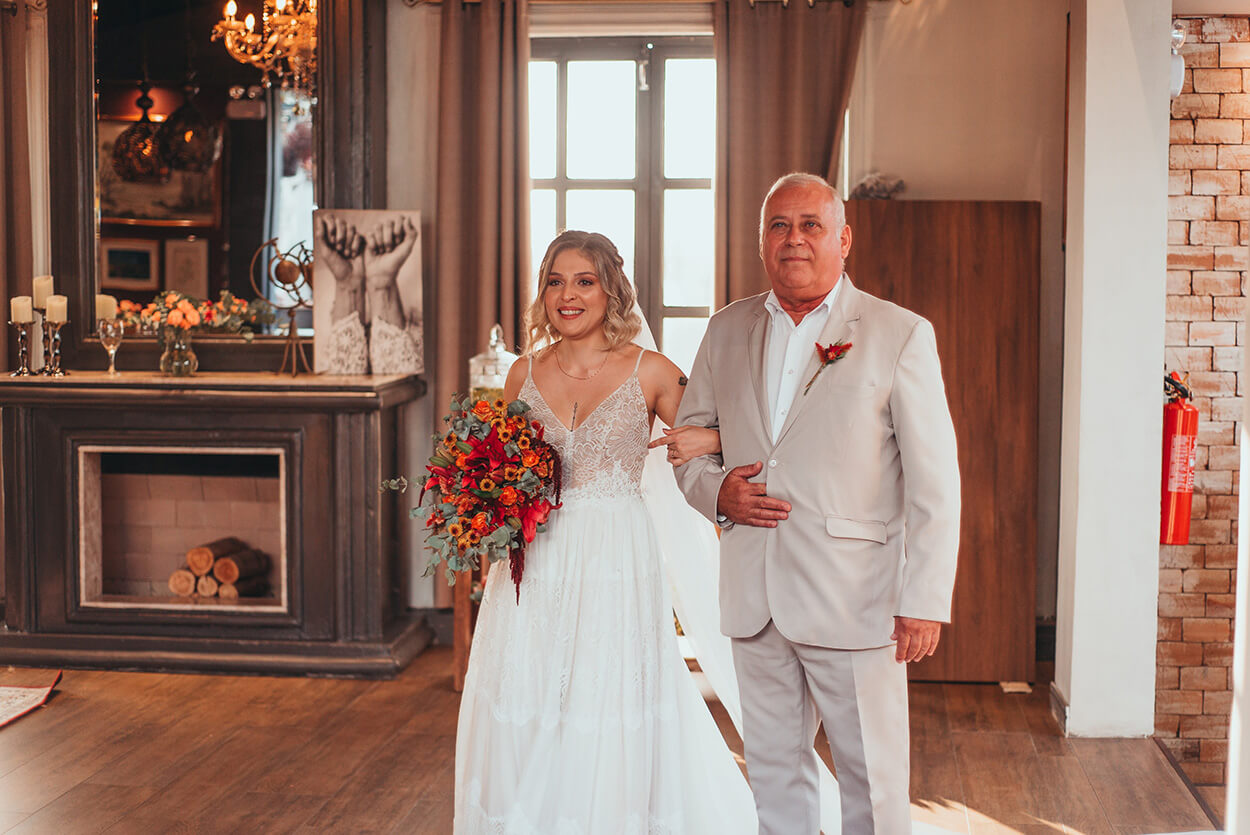 Entrada da noiva com seu pai com terno cinza