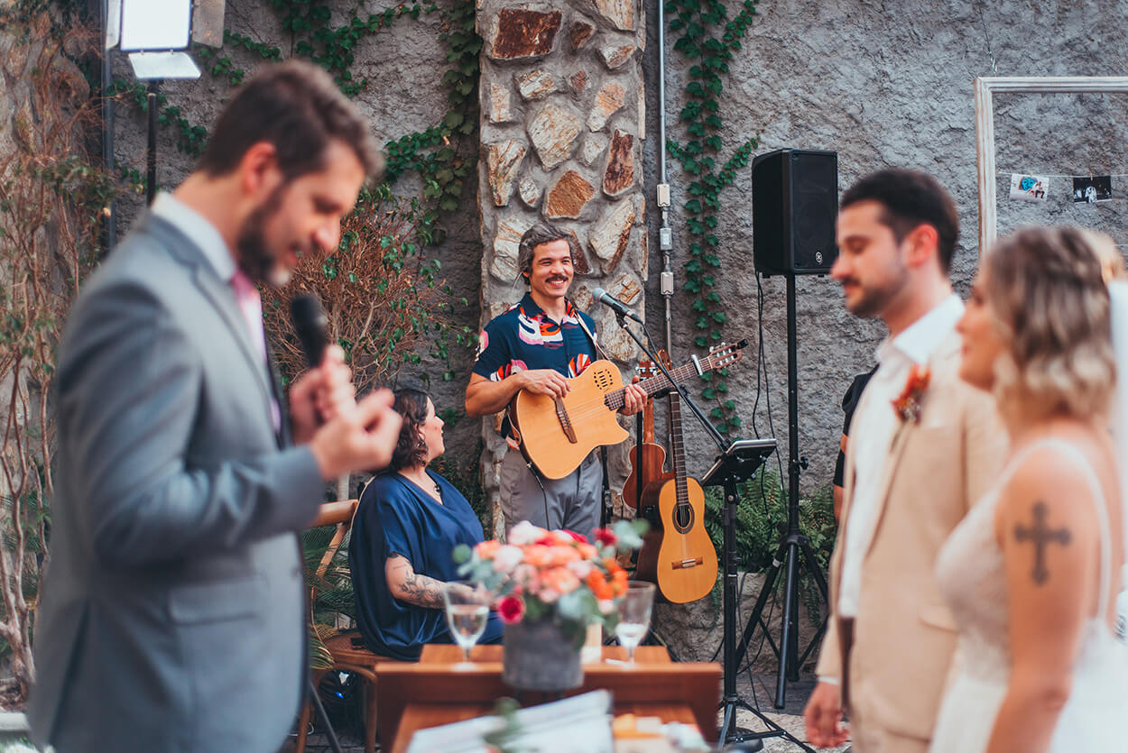 Homens tocando violão no casamento