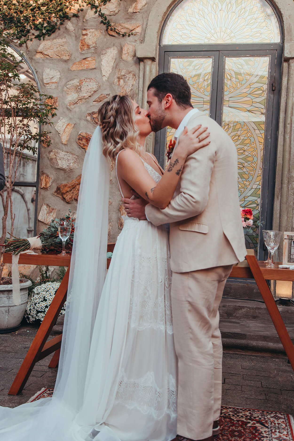 Noivos se beijando na cerimonia de casamento