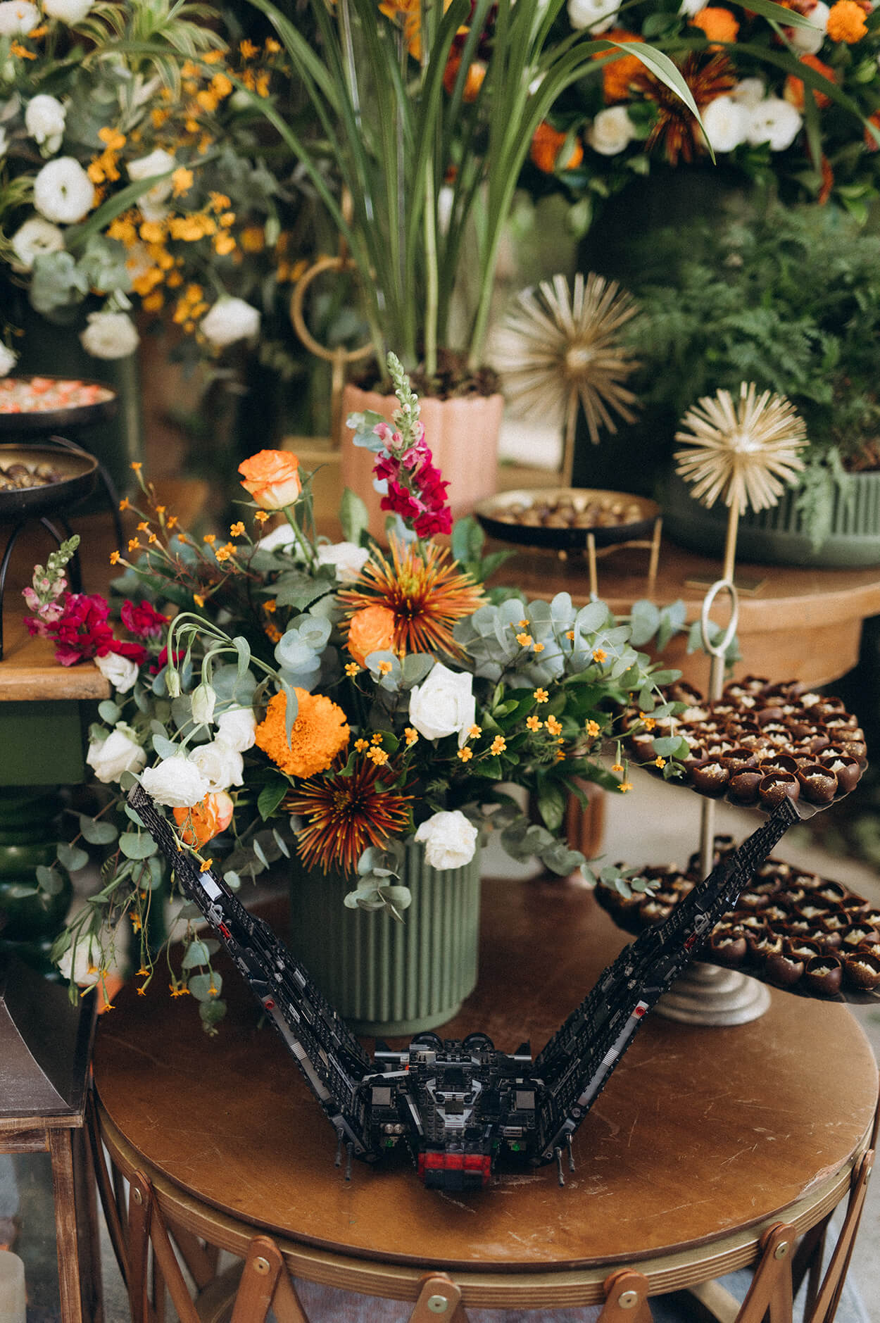 mesa com vaos de flores nave do star wars e doces de casamento