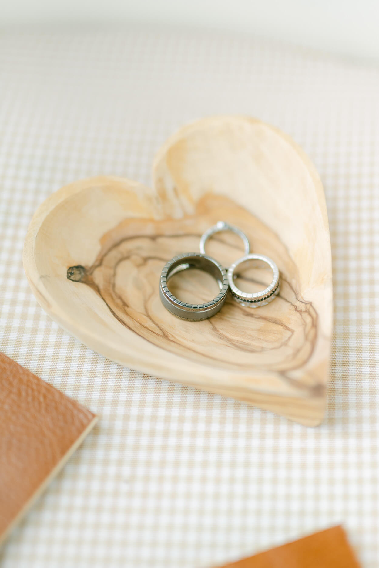 alianças dentro de porta aliança de madeira em formato de coração