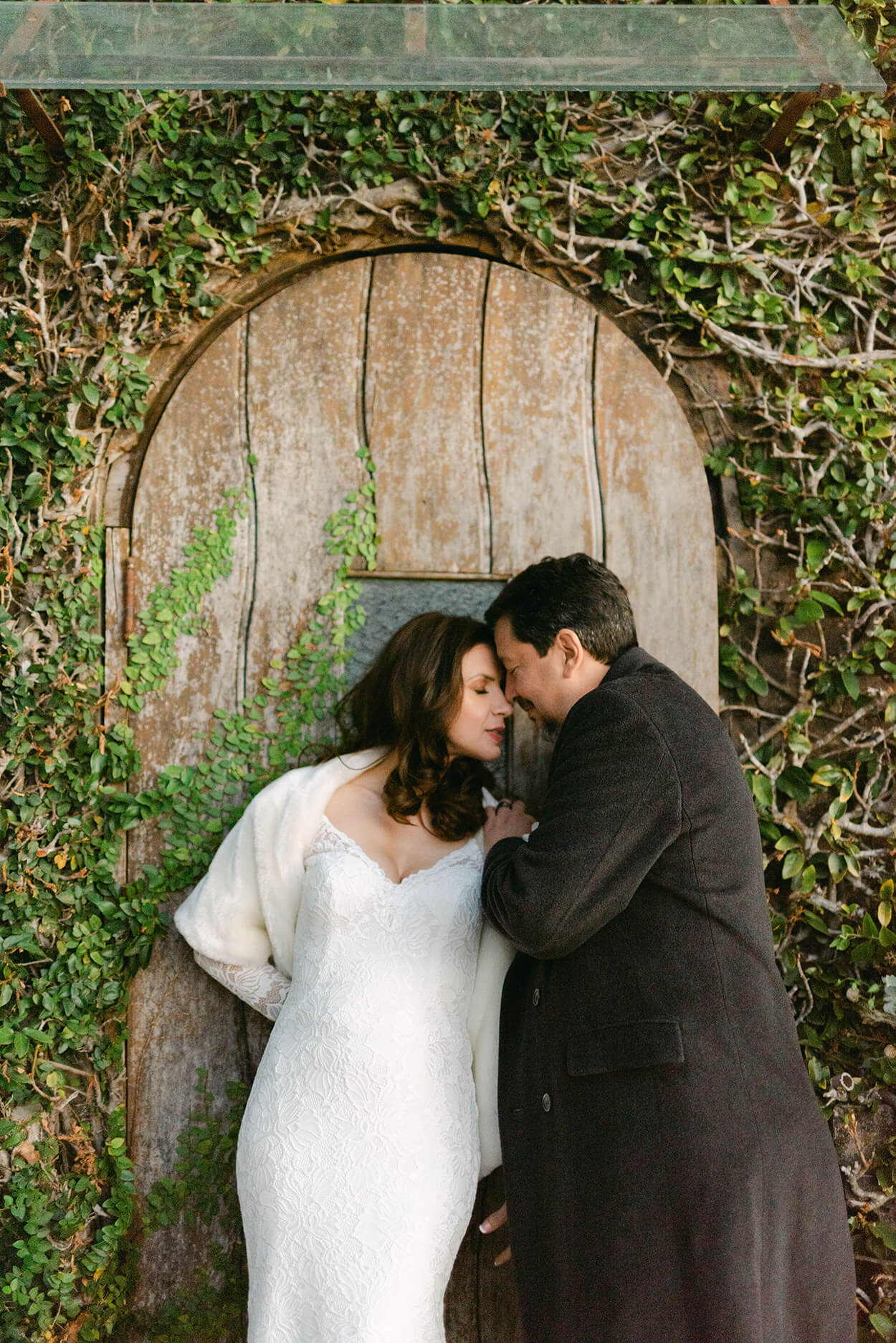 casal abraçado na frente de porta de madeira