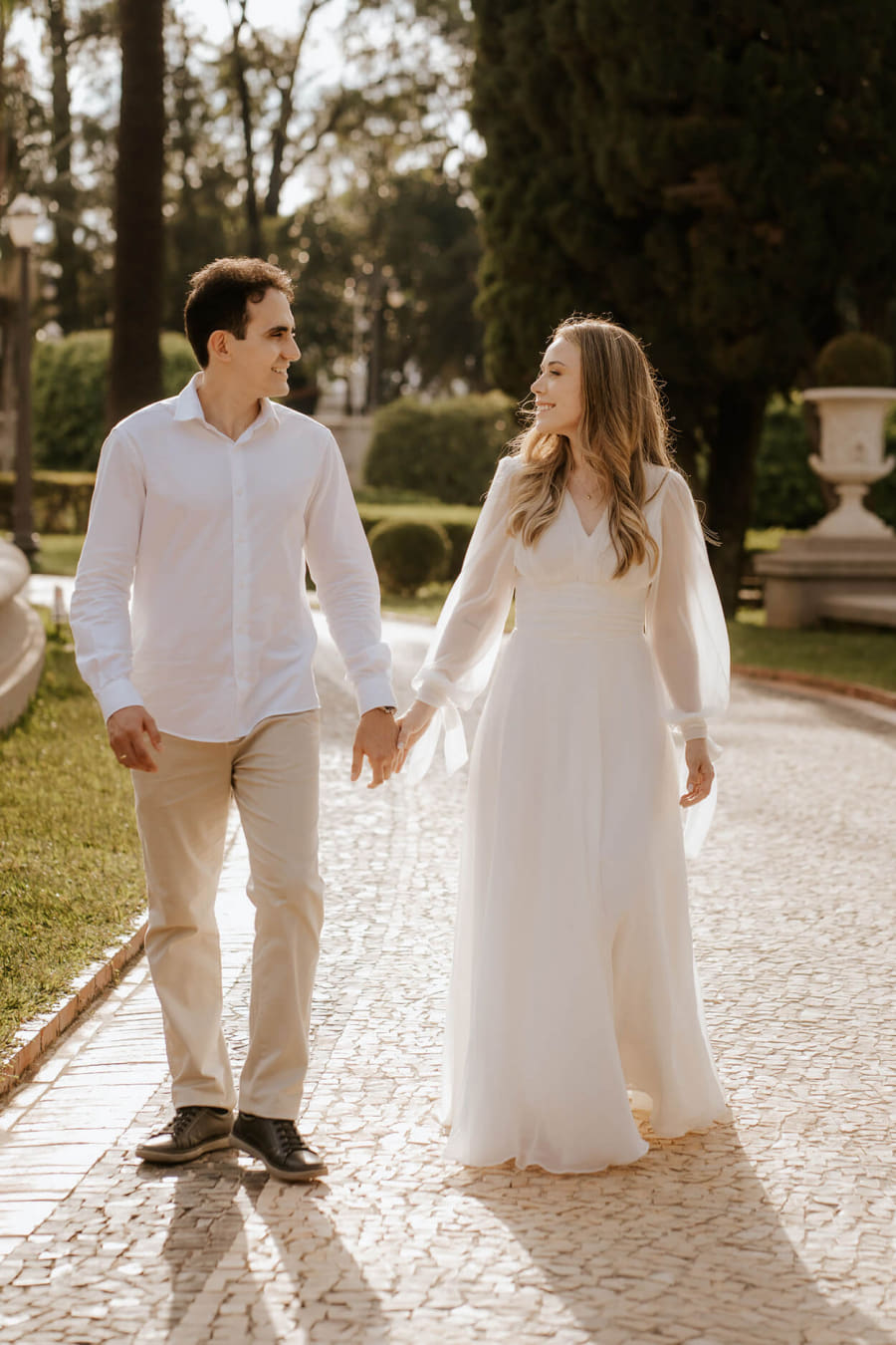 casal caminhando no jardim do Museu do Ipiranga casal caminhando no jardim do Museu do Ipiranga