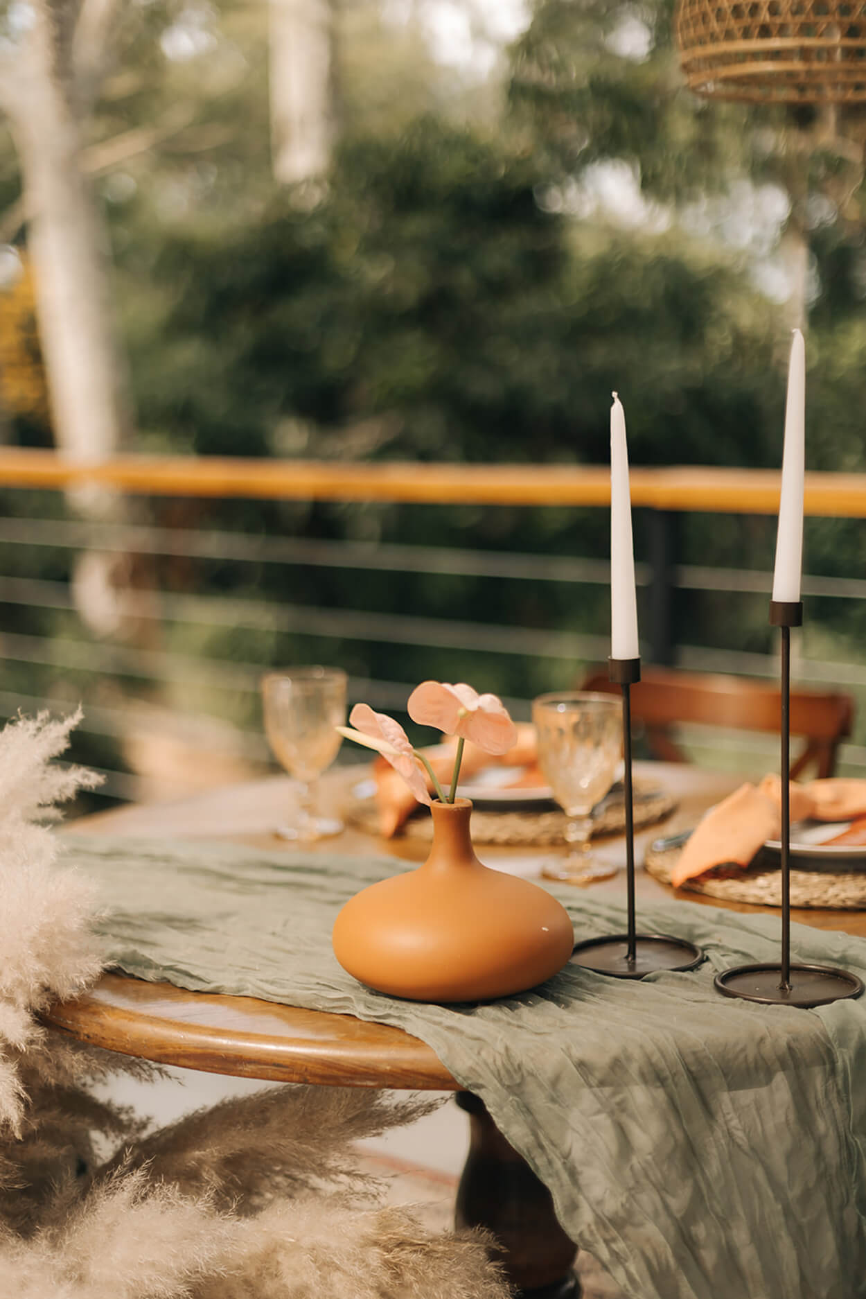 mesa posta com toalha cinza e velas brancas