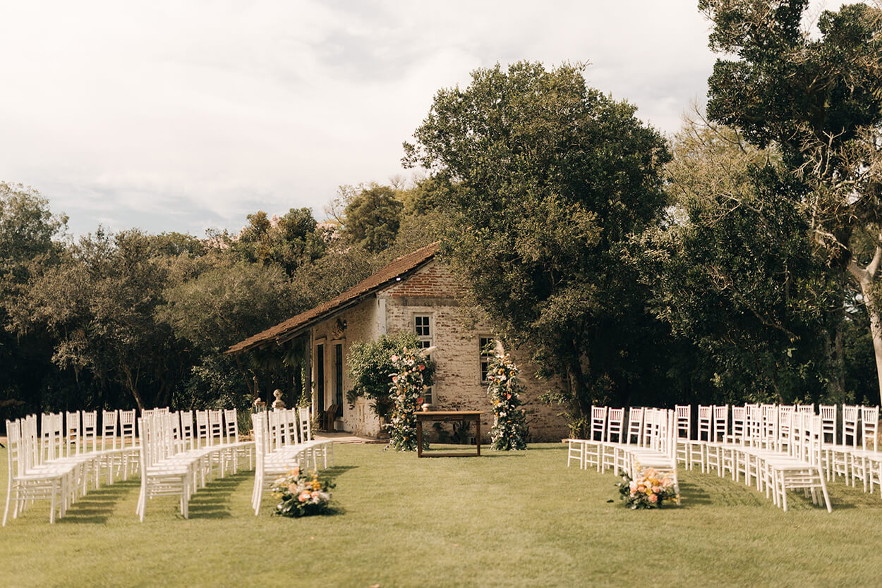 cadeiras brancas na frente do altar no campo