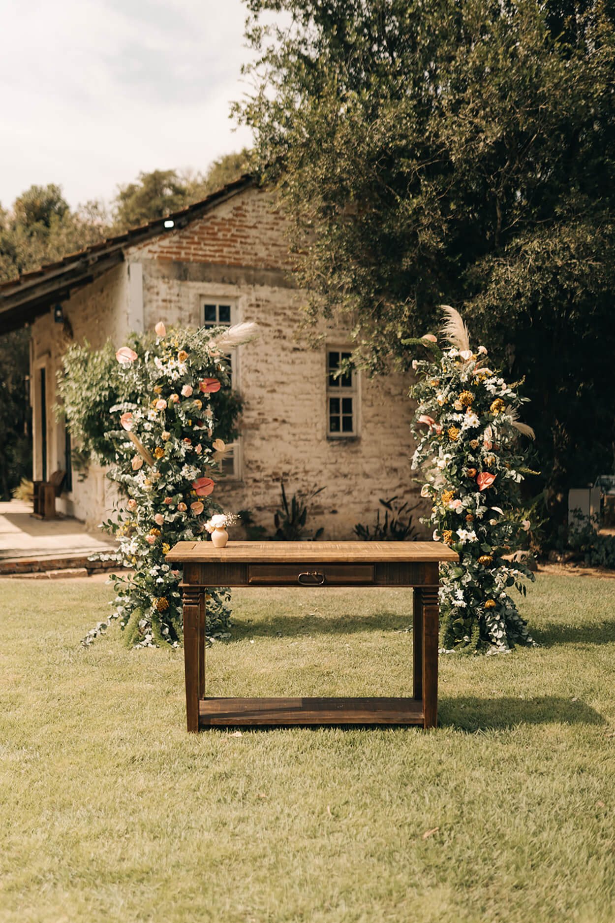 altar com flores no campo