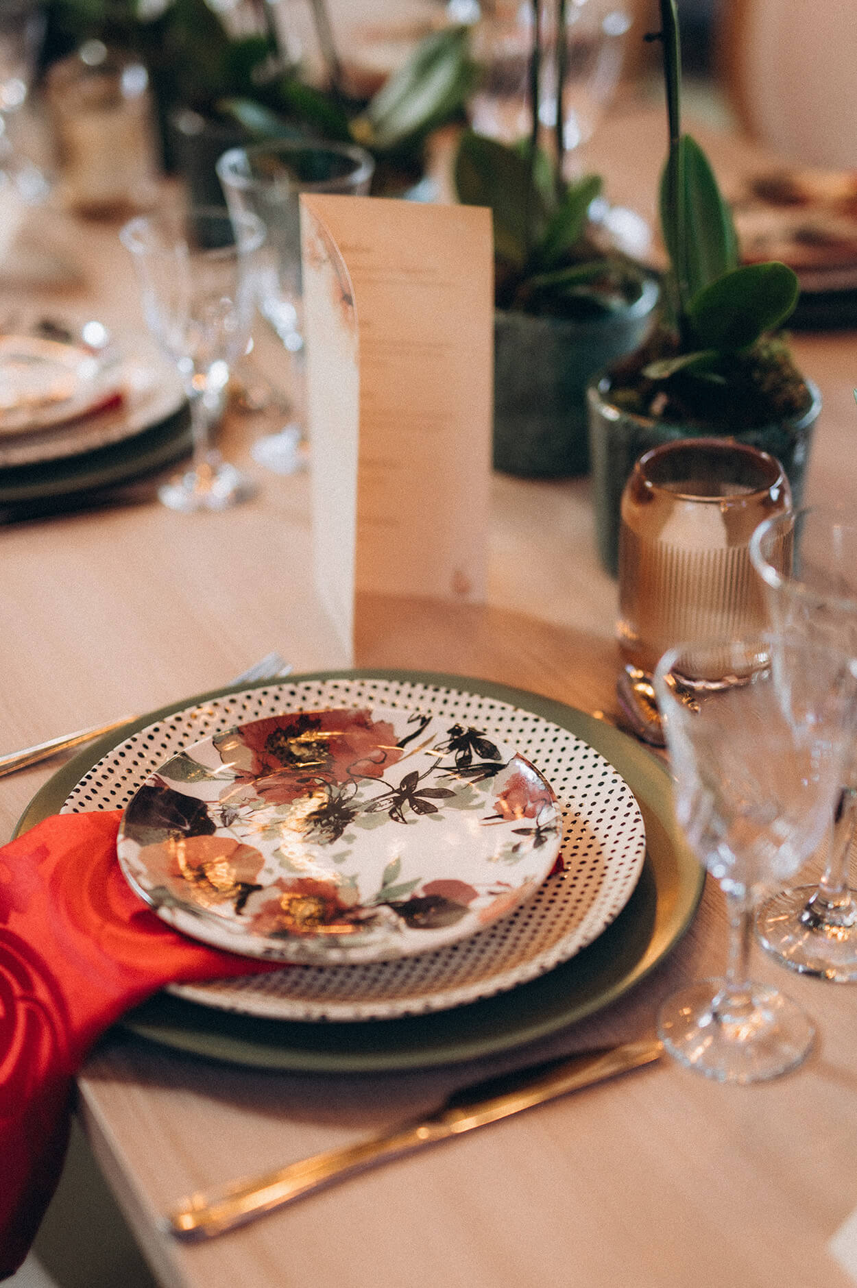 Mesa posta com pratos decorados com guardanapo vermelho
