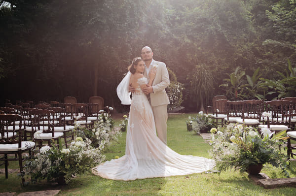 capa post: noivos abraçados no jardim