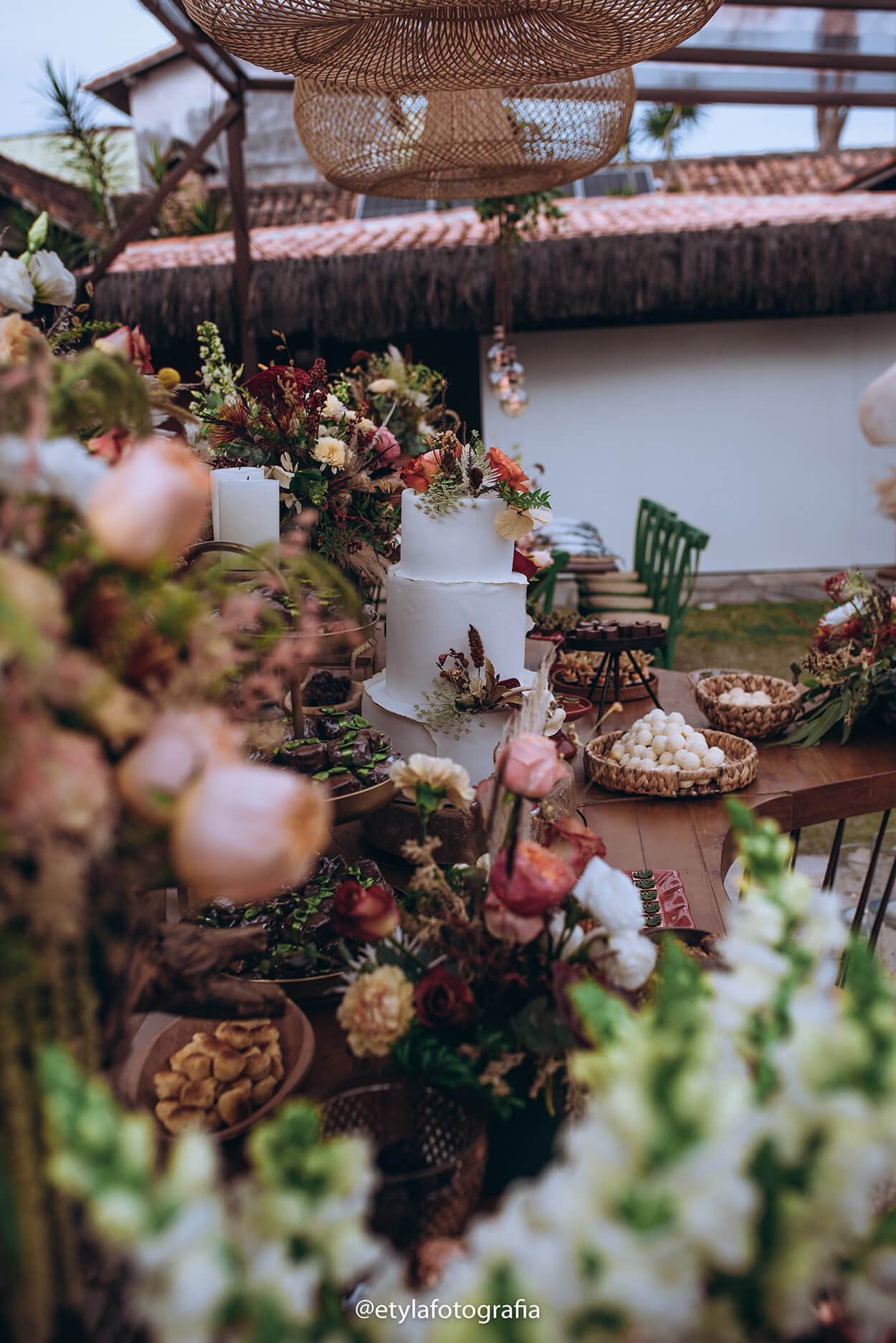 Mesa posta com flores e bolo de casamento