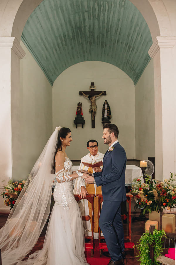 Noiva escolhe vestido incrível para casamento na igreja e decor