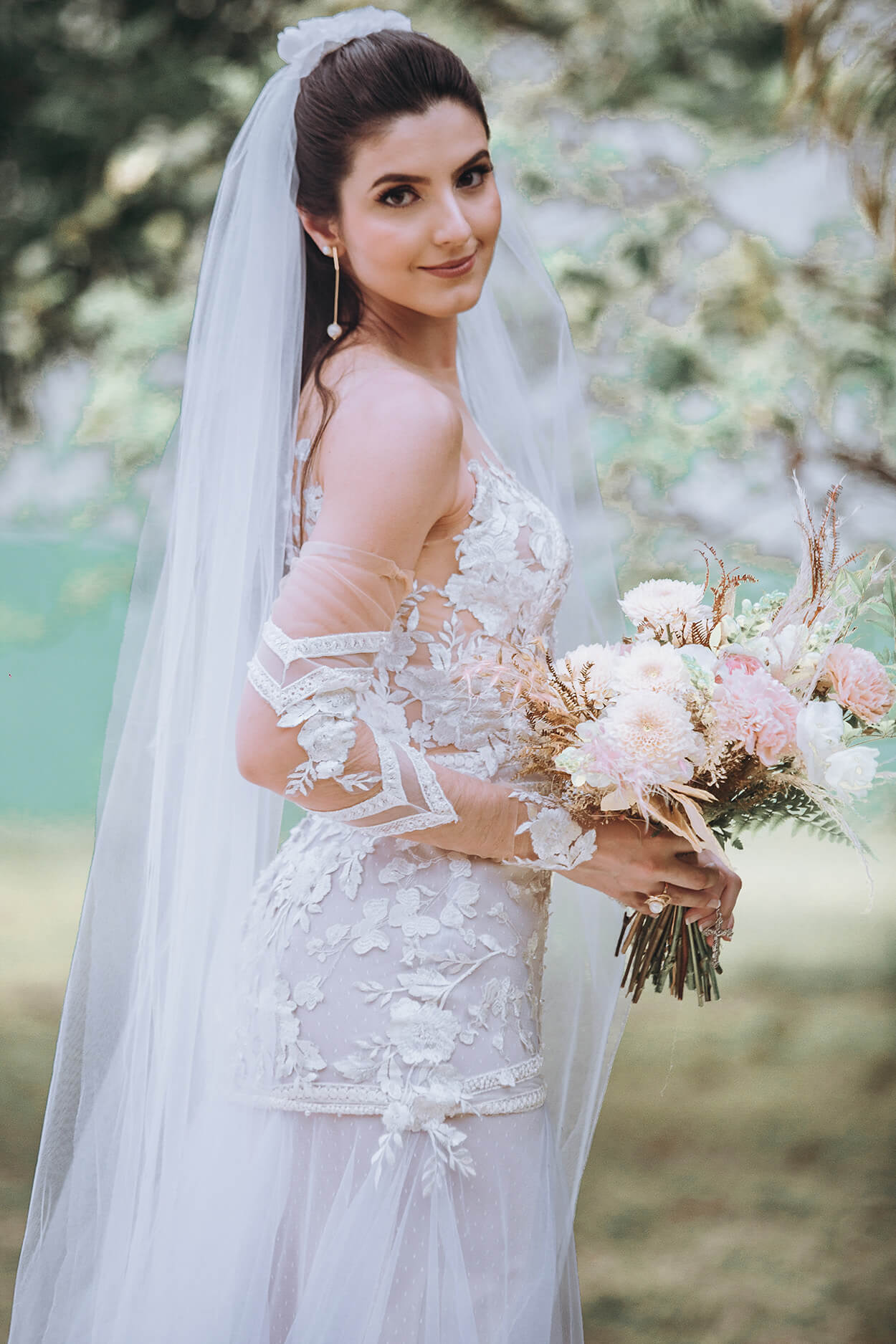 Mulher com vestido de noiva com véu longo