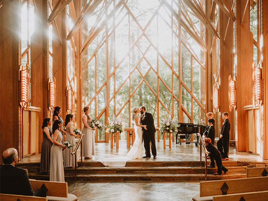 noivos se beijando em cerimônia de casamento na igreja