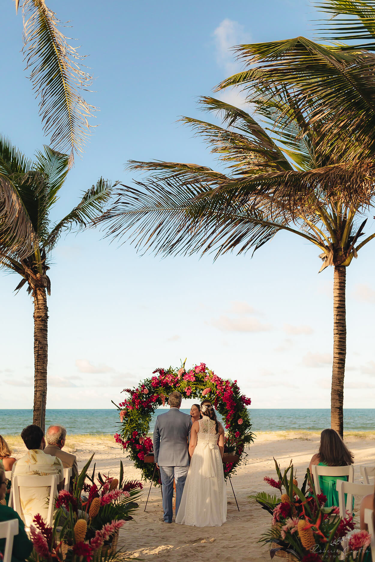 noivos no casamento na praia