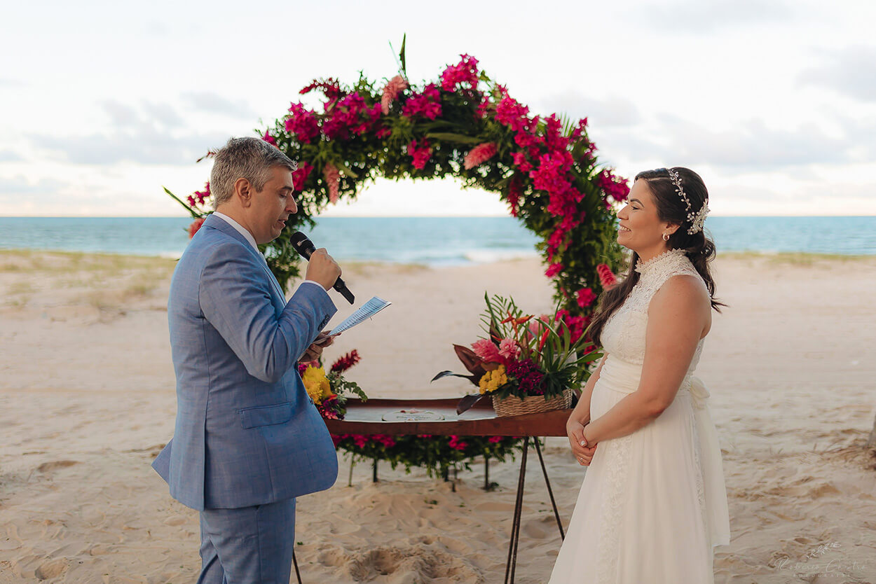 Noivos no altar no casamento na praia