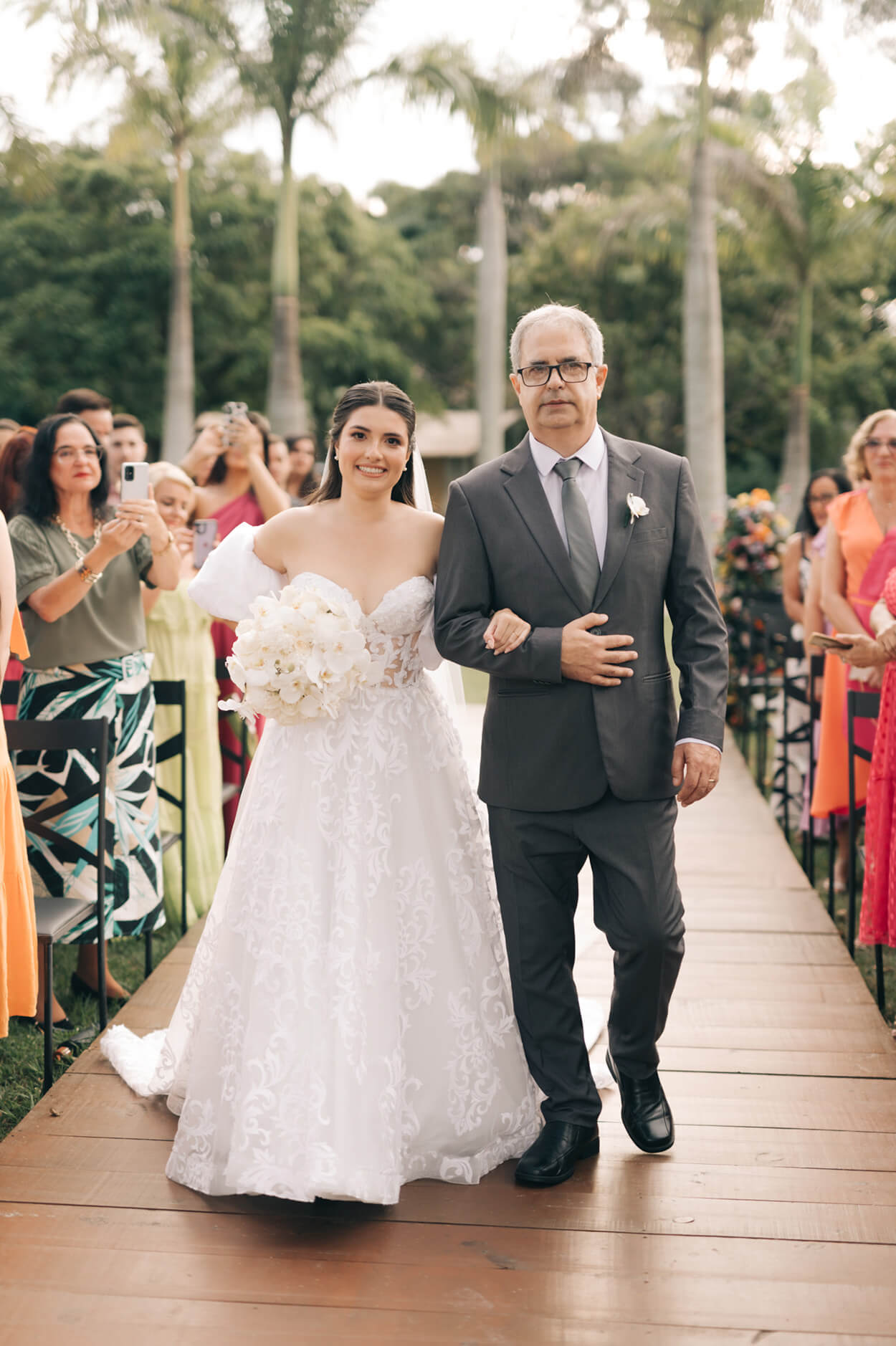 entrada da noiva com o seu pai de terno cinza