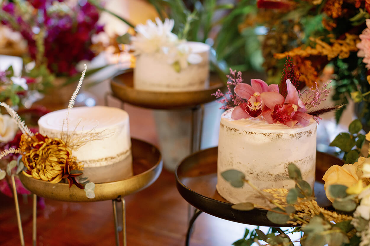 Trio de bolo de casamento com flores