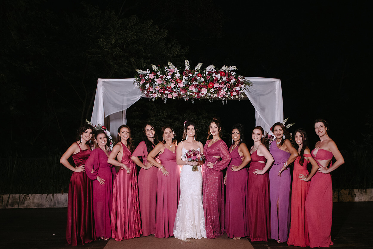 noiva ao lado das madrinhas com vestidos cor de rosa