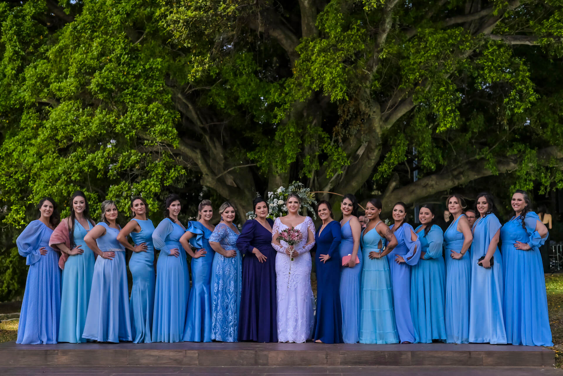 noiva ao lado das madrinhas com vestido azul serenity