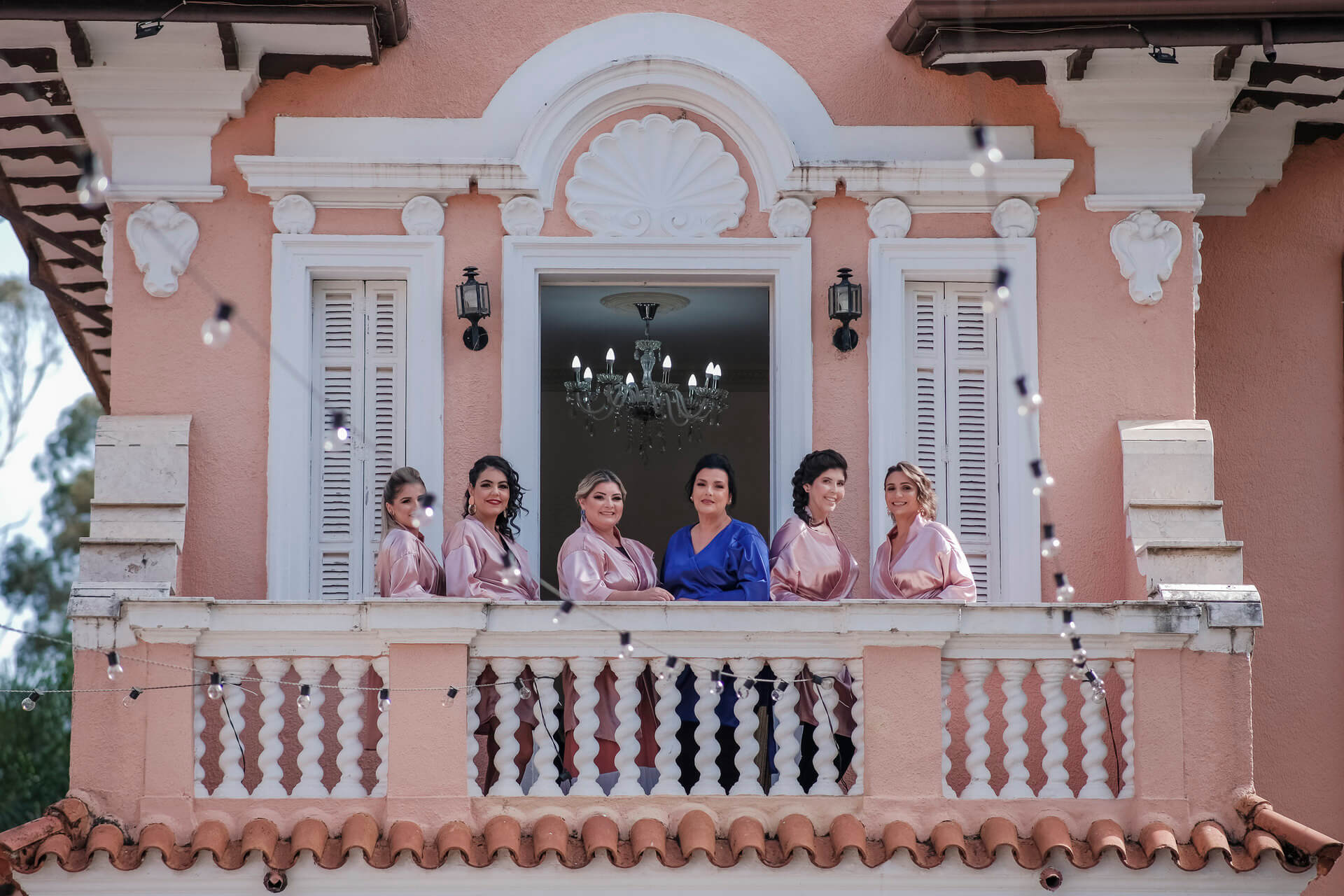 madrinhas com robe cor de rosa na varanda da villa asolo