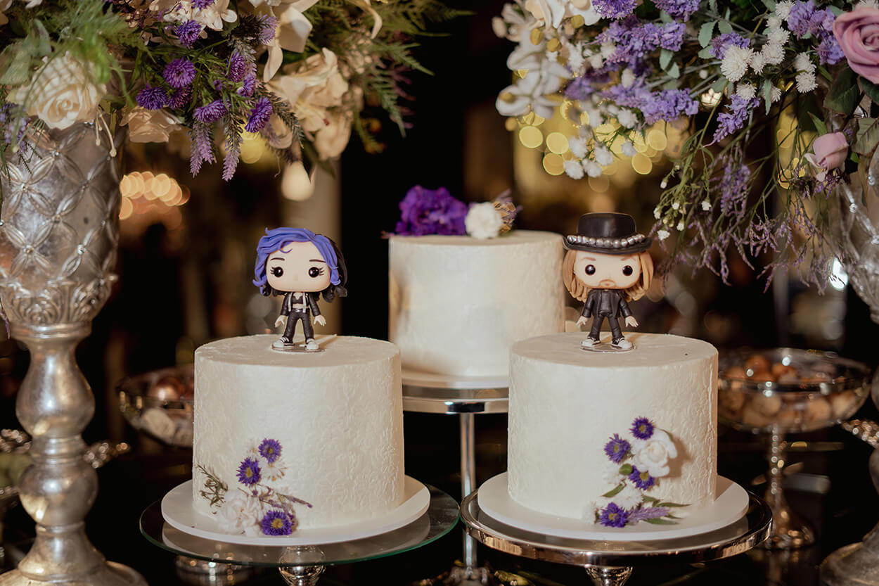 trio de bolo de casamento com bonecos tipo funko personalizado para os noivos