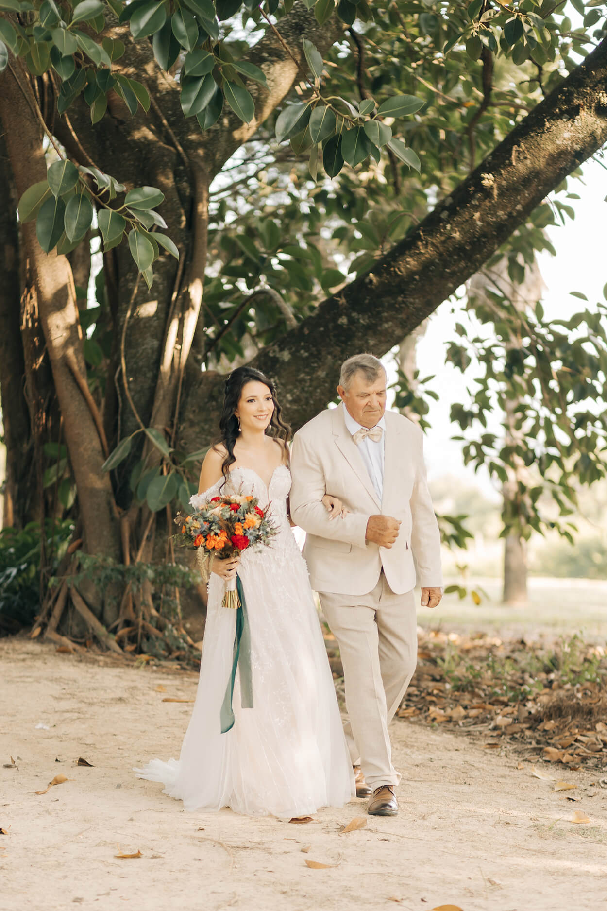 entrada da noiva com o sue pai com terno off white
