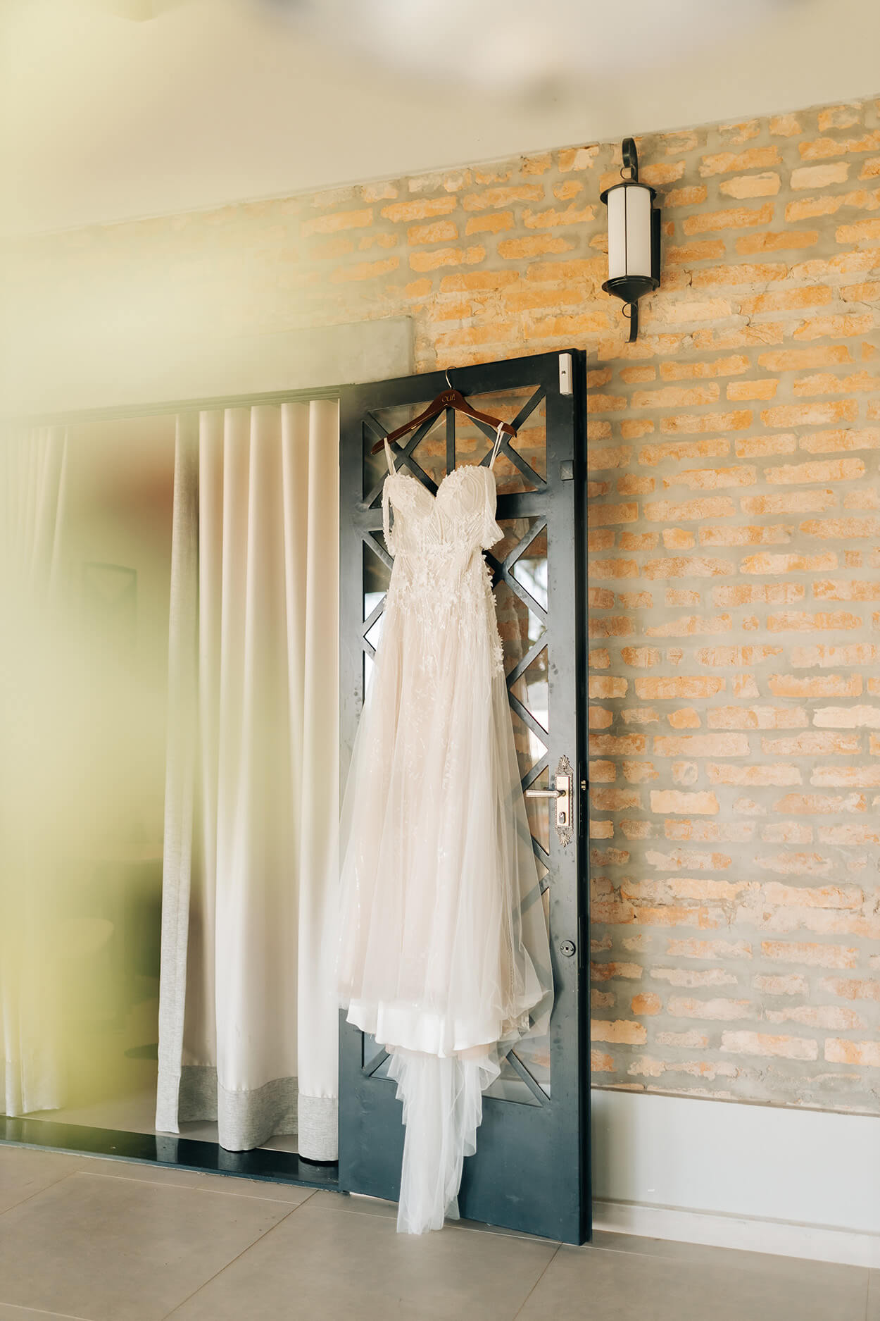 vestido de noiva em frente a porta