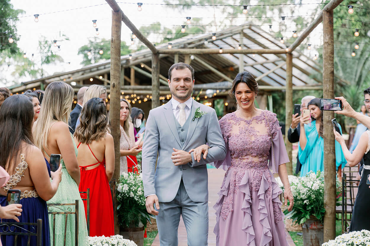 entrada do noivo com a mãe com vestido lilás