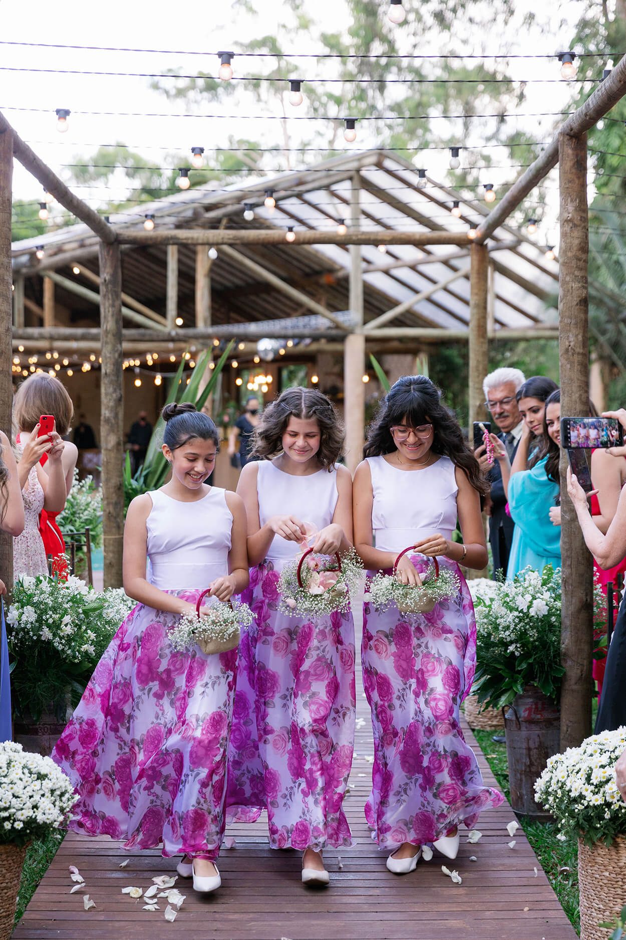 floristas com vestidos roxos e brancos