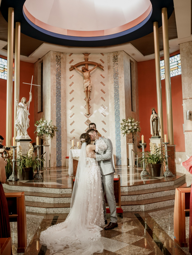 Noivos arrancam suspiros com seus trajes para casamento na igreja