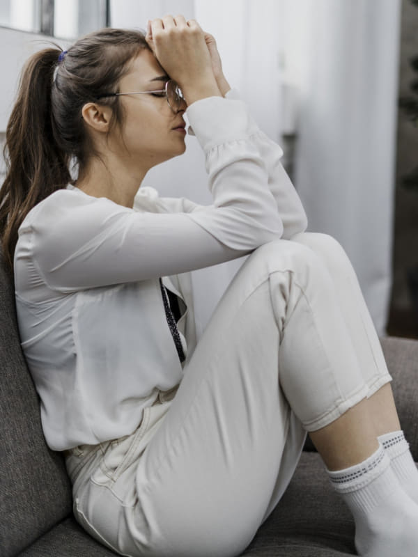 capa post: mulher-de-vista-lateral-triste-enquanto-trabalha-em-casa