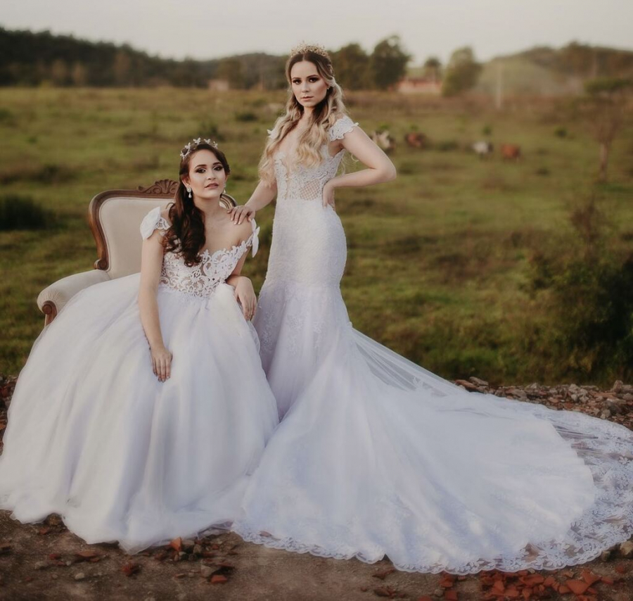 modelos com vestidos de noivas La Rosa