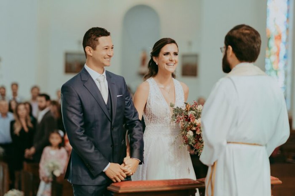 noivos em cerimônia de casamento na igreja