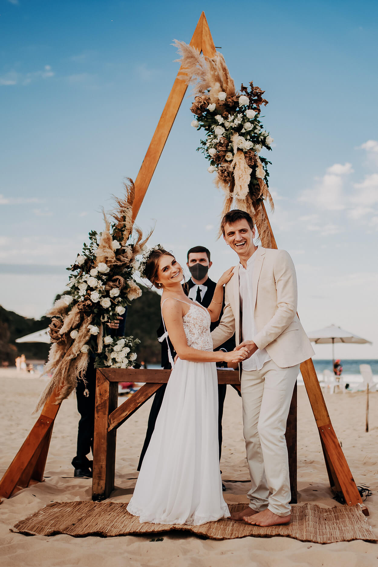 Pré wedding com yoga + casamento leve e boho na praia